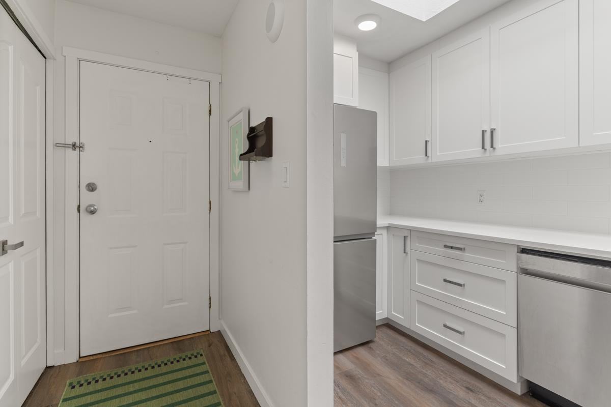 Listing image of 302 175 W 4TH STREET