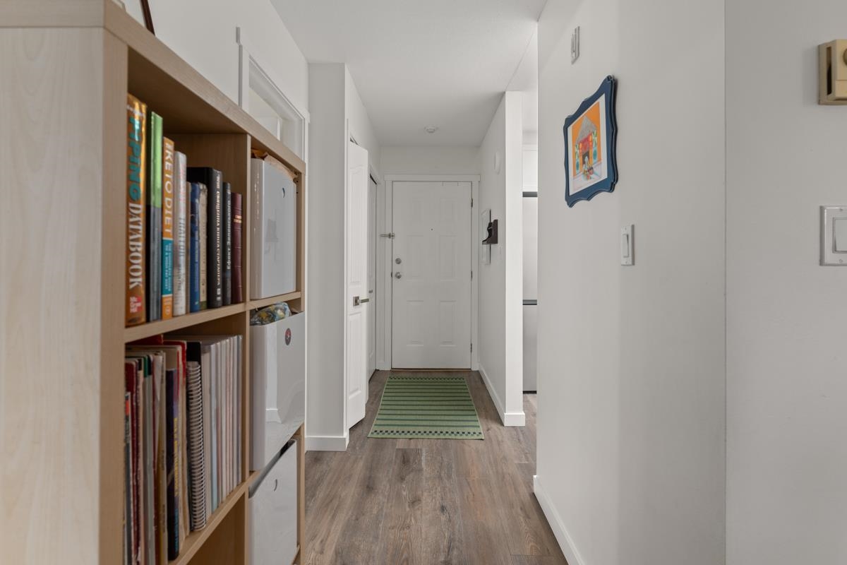 Listing image of 302 175 W 4TH STREET