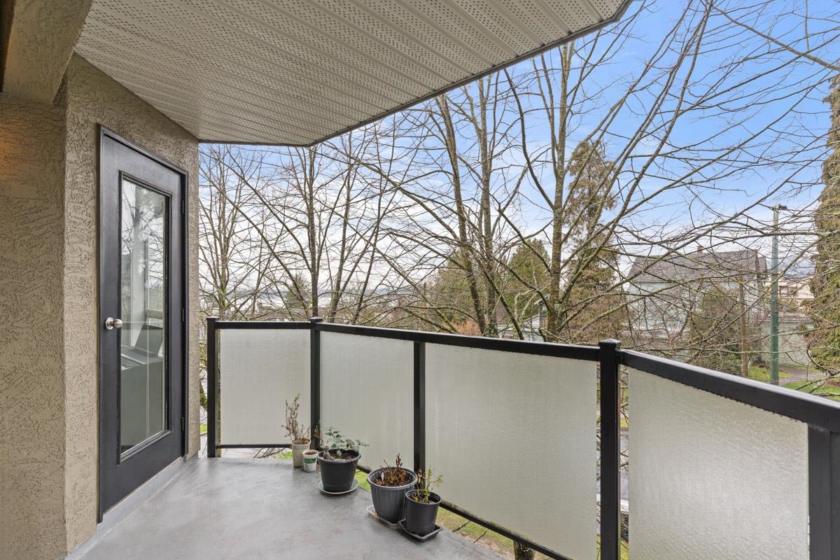Listing image of 302 175 W 4TH STREET