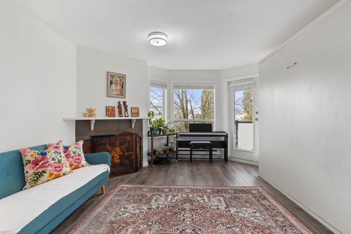 Listing image of 302 175 W 4TH STREET