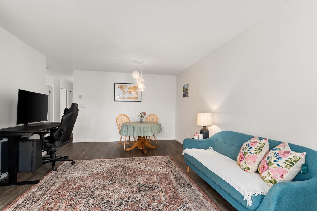 Listing image of 302 175 W 4TH STREET