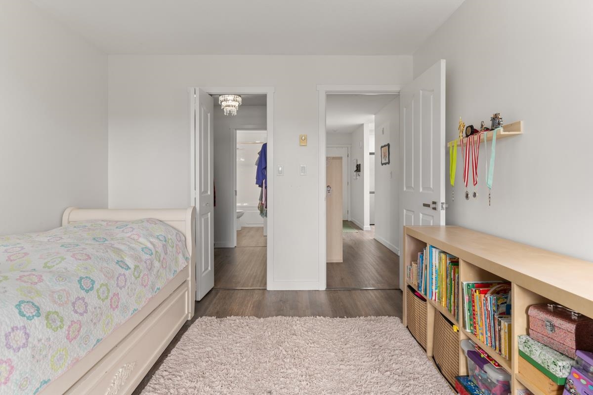 Listing image of 302 175 W 4TH STREET