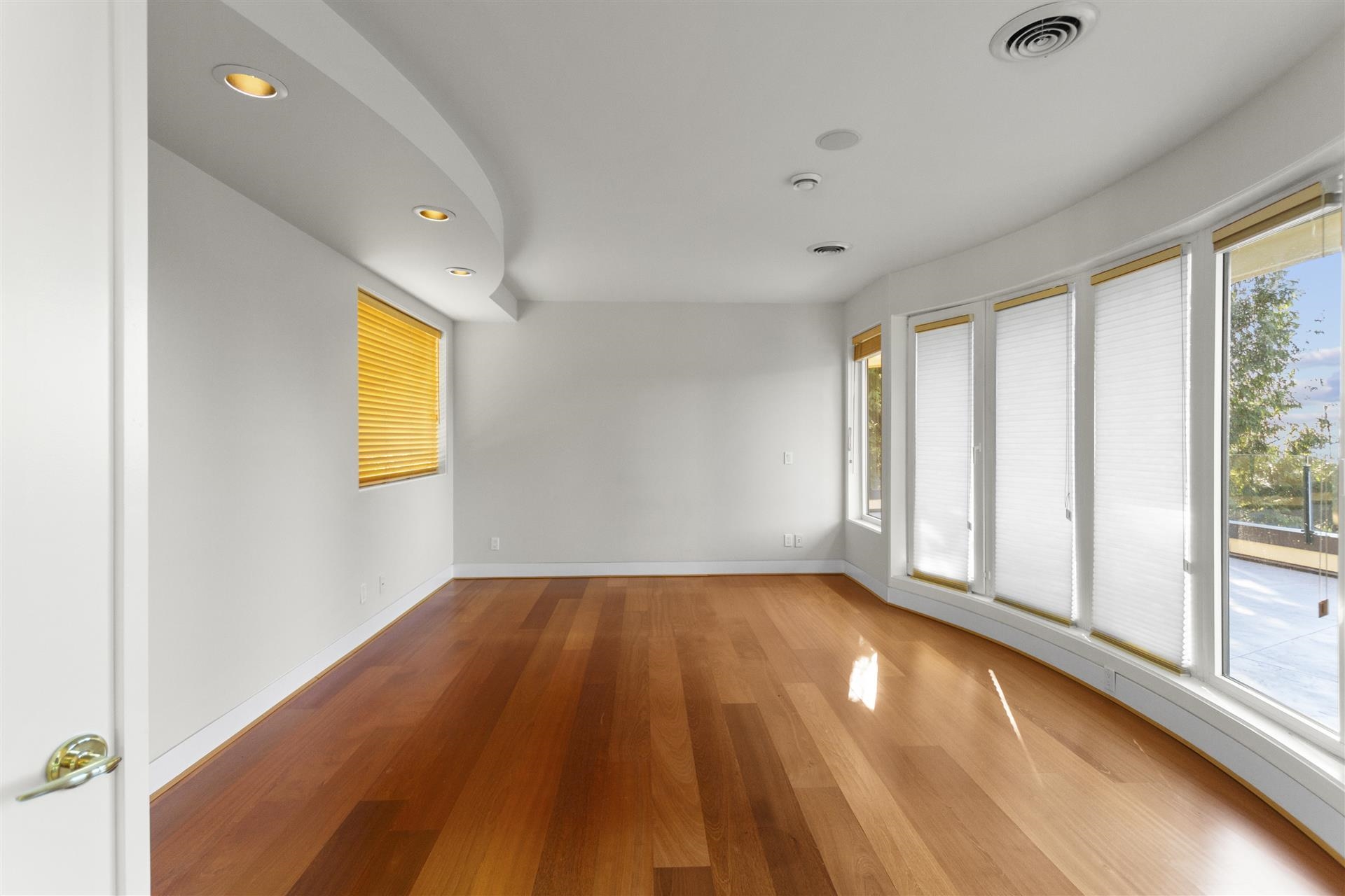 Listing image of 2780 ROSEBERY AVENUE