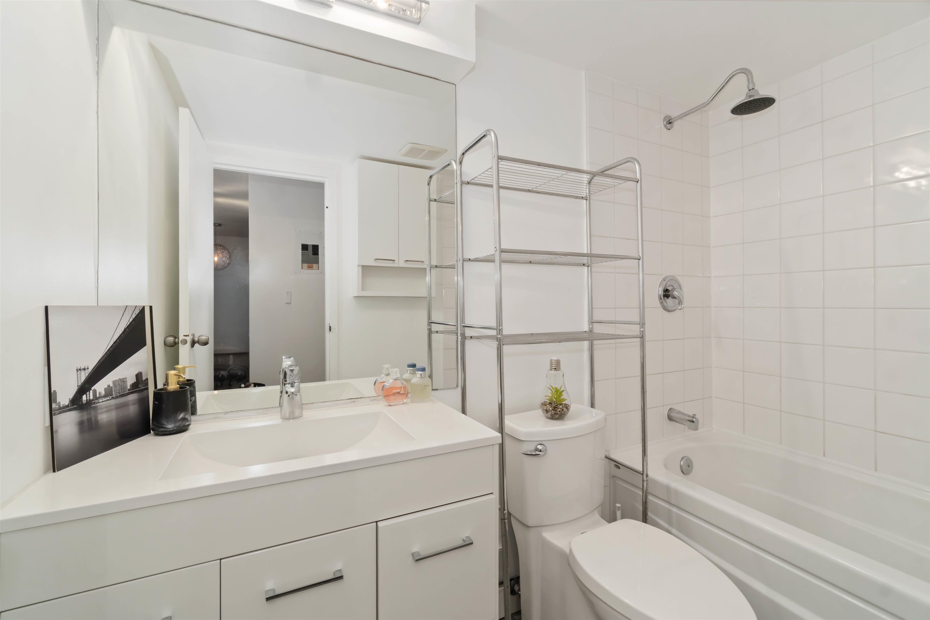 Listing image of 302 275 W 2ND STREET