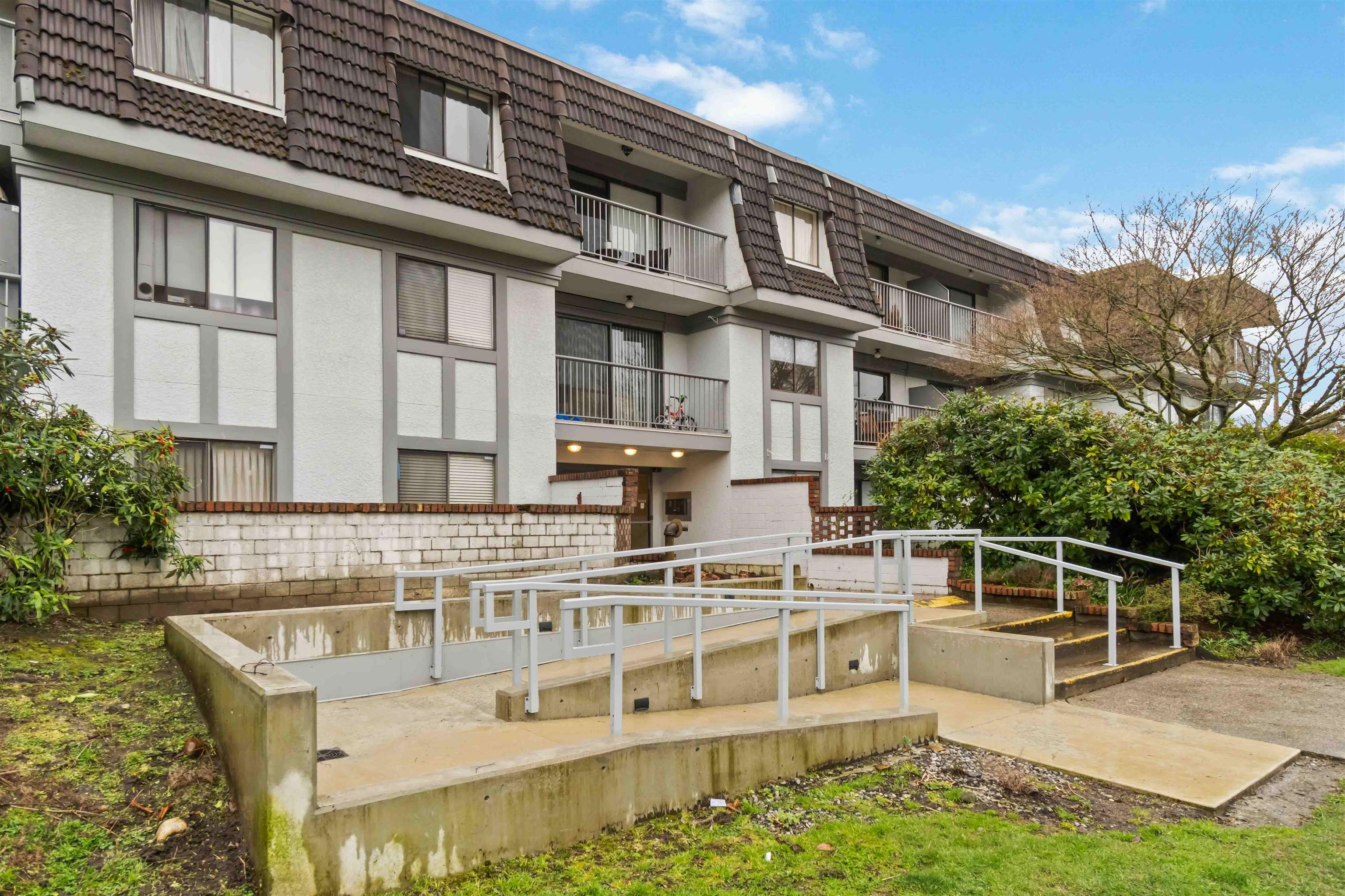 Listing image of 302 275 W 2ND STREET
