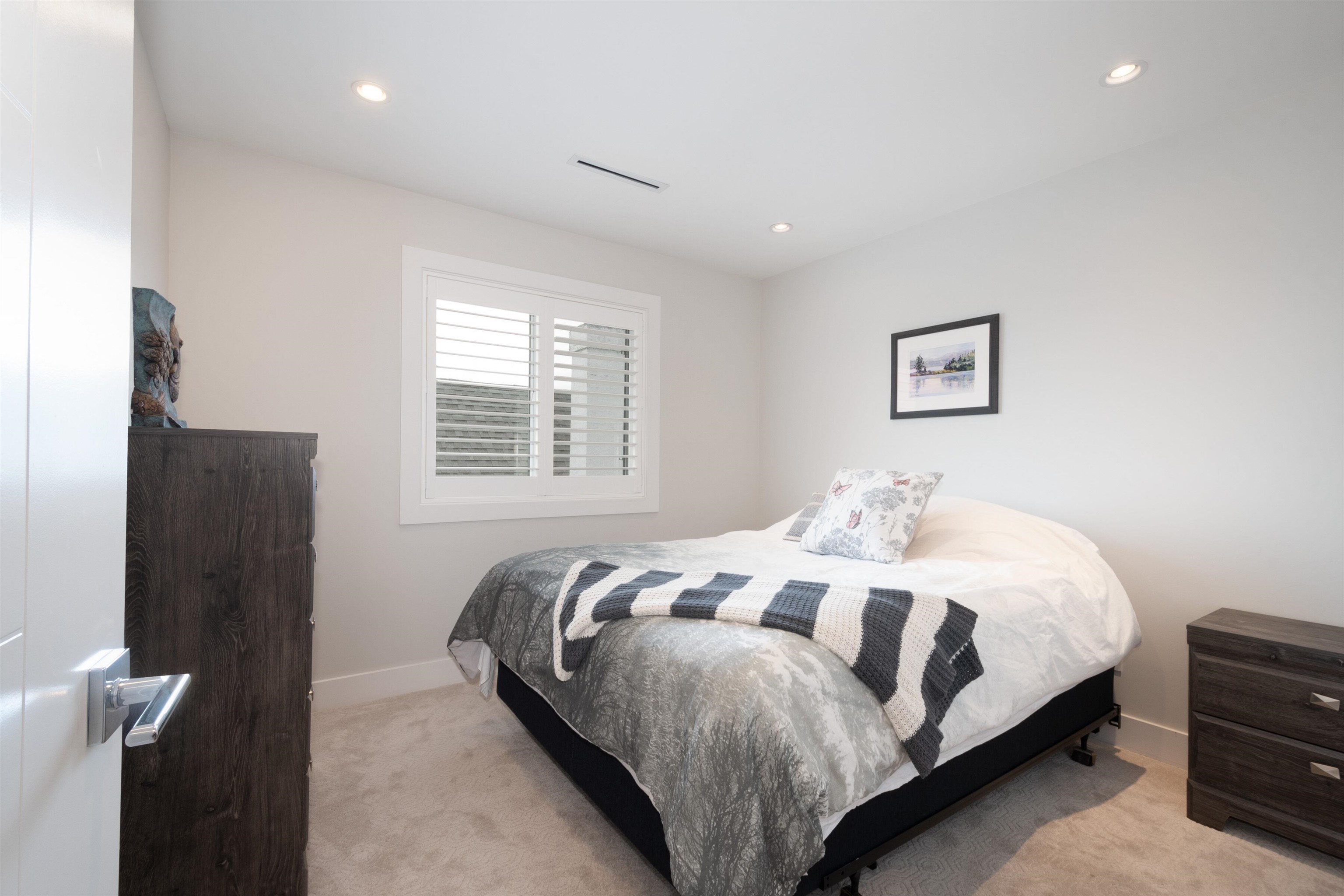 Listing image of 326 E 8TH STREET