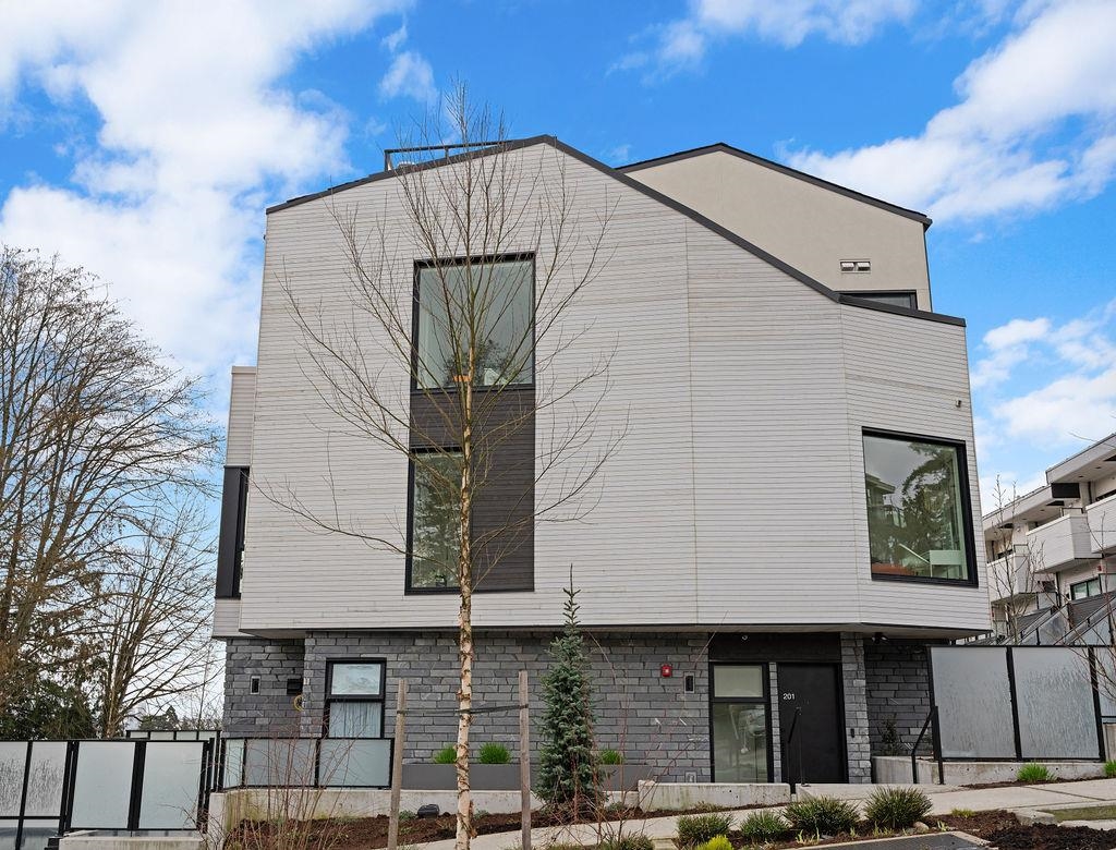 Listing image of 201 650 E 2ND STREET