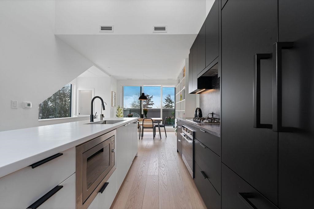 Listing image of 201 650 E 2ND STREET