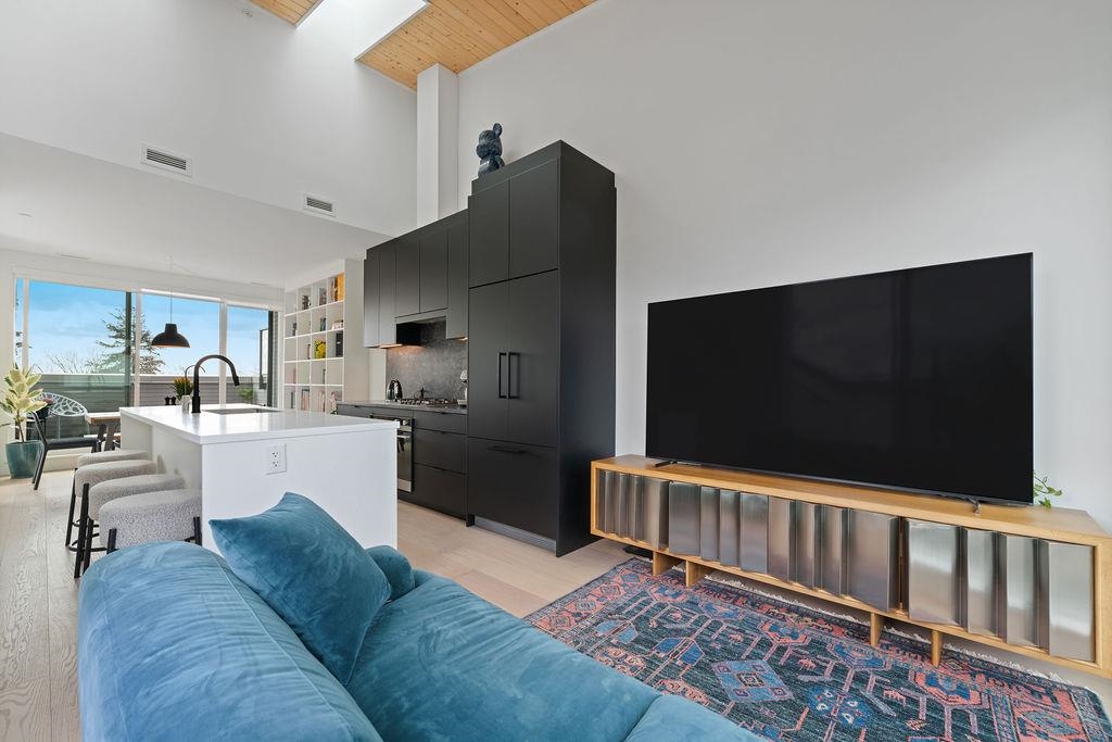 Listing image of 201 650 E 2ND STREET