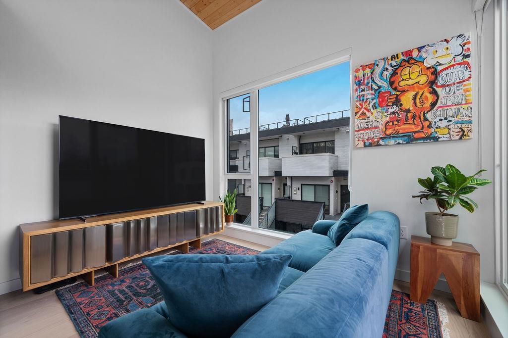 Listing image of 201 650 E 2ND STREET