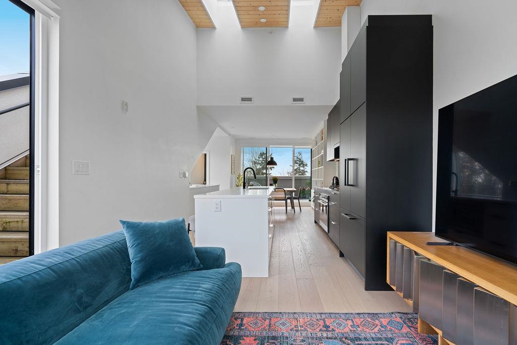 Listing image of 201 650 E 2ND STREET