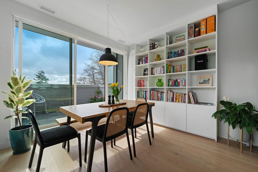 Listing image of 201 650 E 2ND STREET