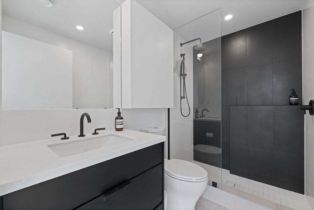 Listing image of 201 650 E 2ND STREET