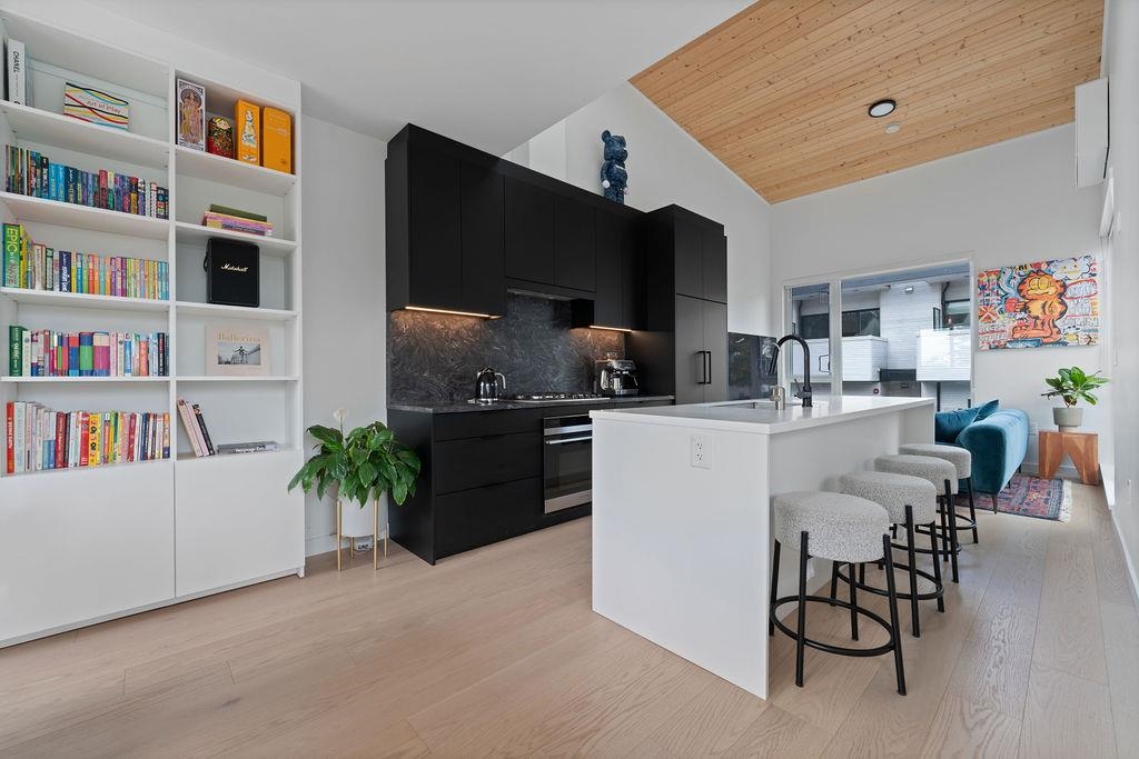 Listing image of 201 650 E 2ND STREET
