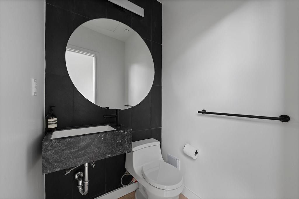 Listing image of 201 650 E 2ND STREET