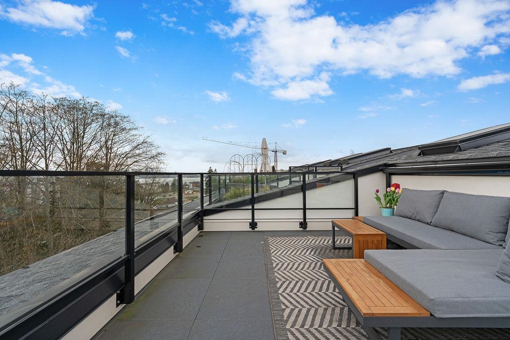 Listing image of 201 650 E 2ND STREET