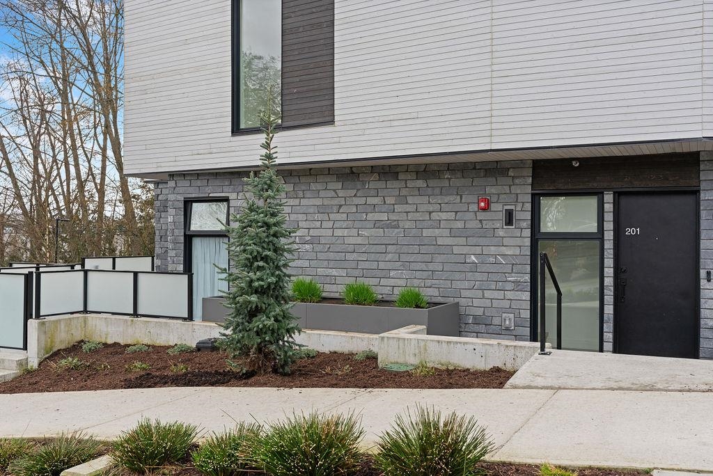 Listing image of 201 650 E 2ND STREET