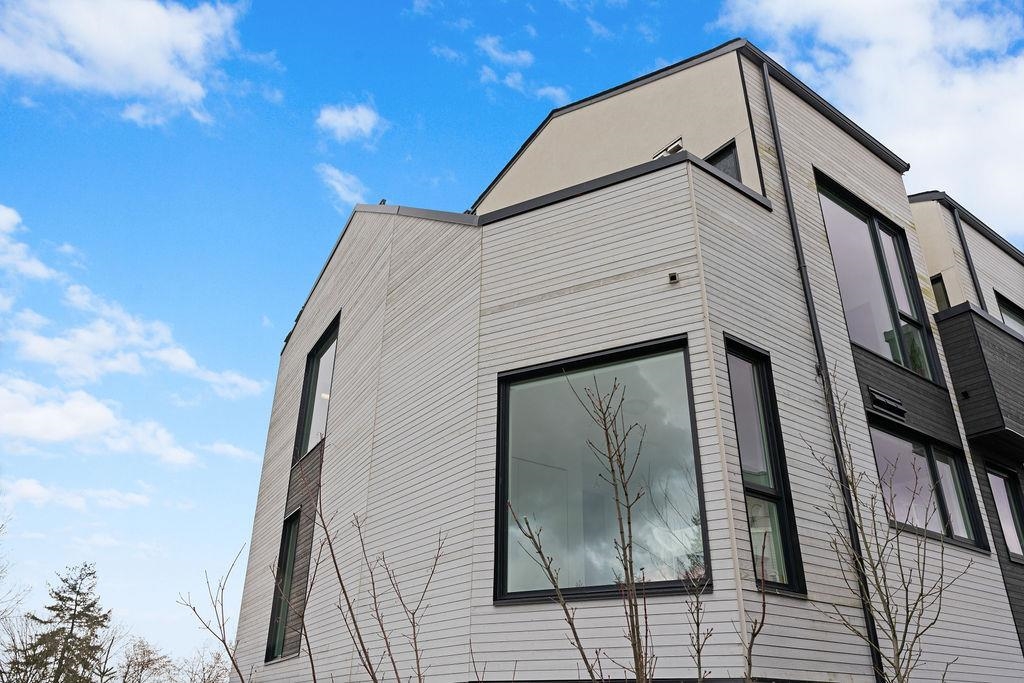 Listing image of 201 650 E 2ND STREET