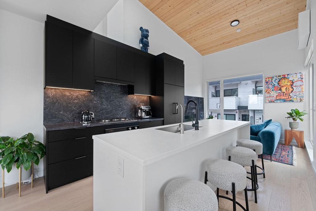 Listing image of 201 650 E 2ND STREET