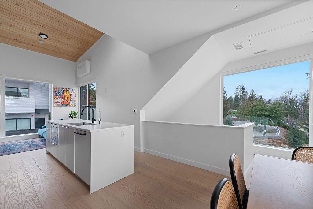 Listing image of 201 650 E 2ND STREET