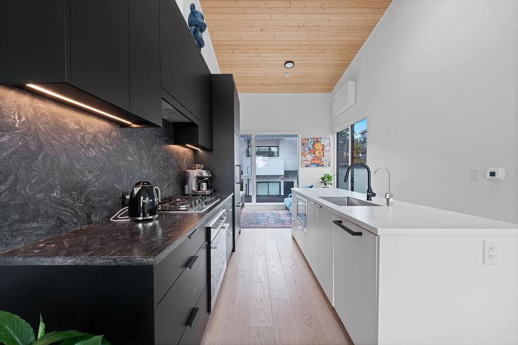 Listing image of 201 650 E 2ND STREET