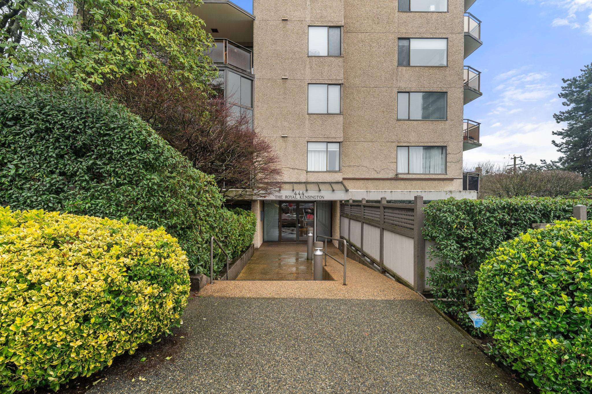 Listing image of 703 444 LONSDALE AVENUE