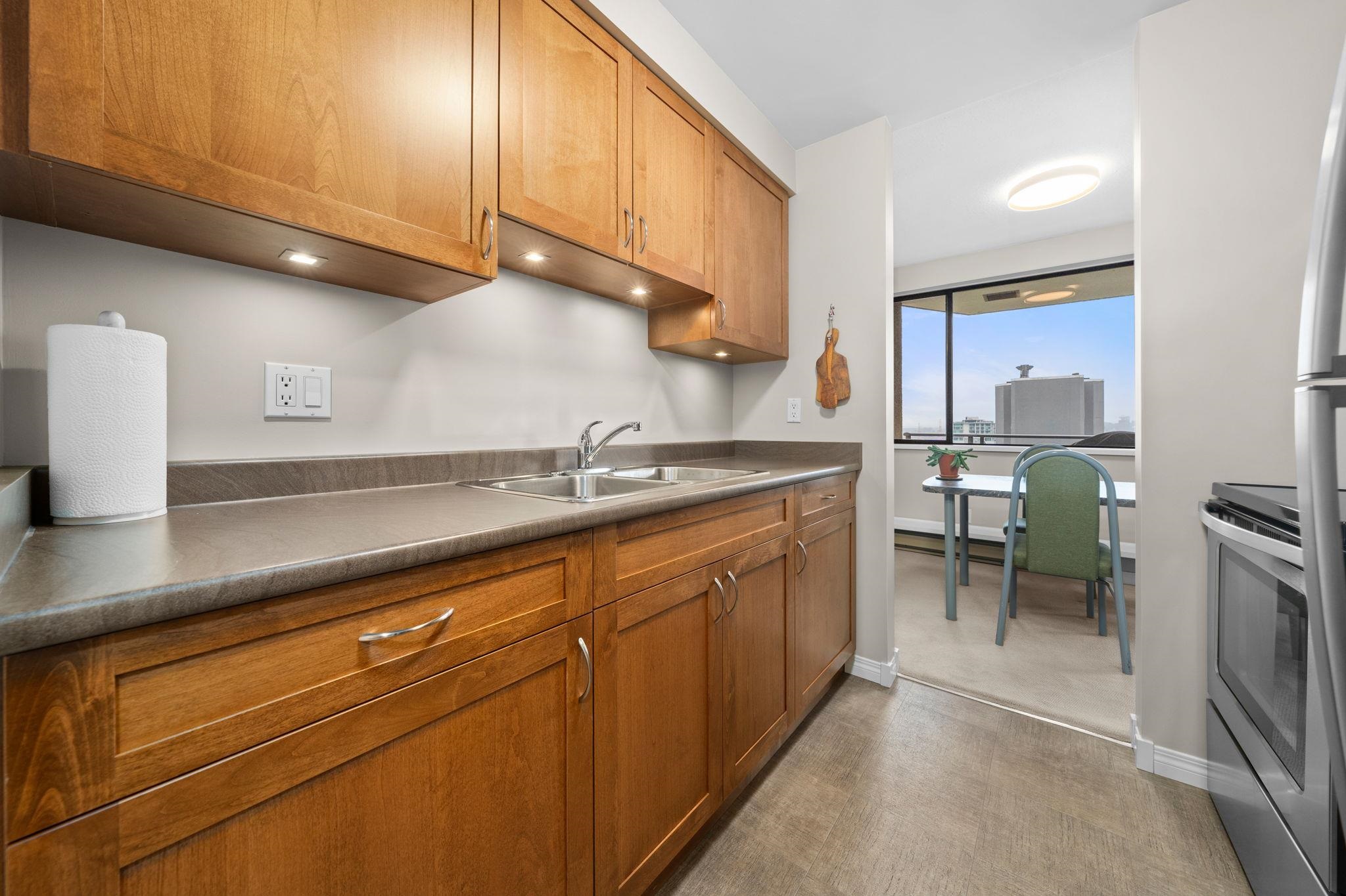 Listing image of 703 444 LONSDALE AVENUE