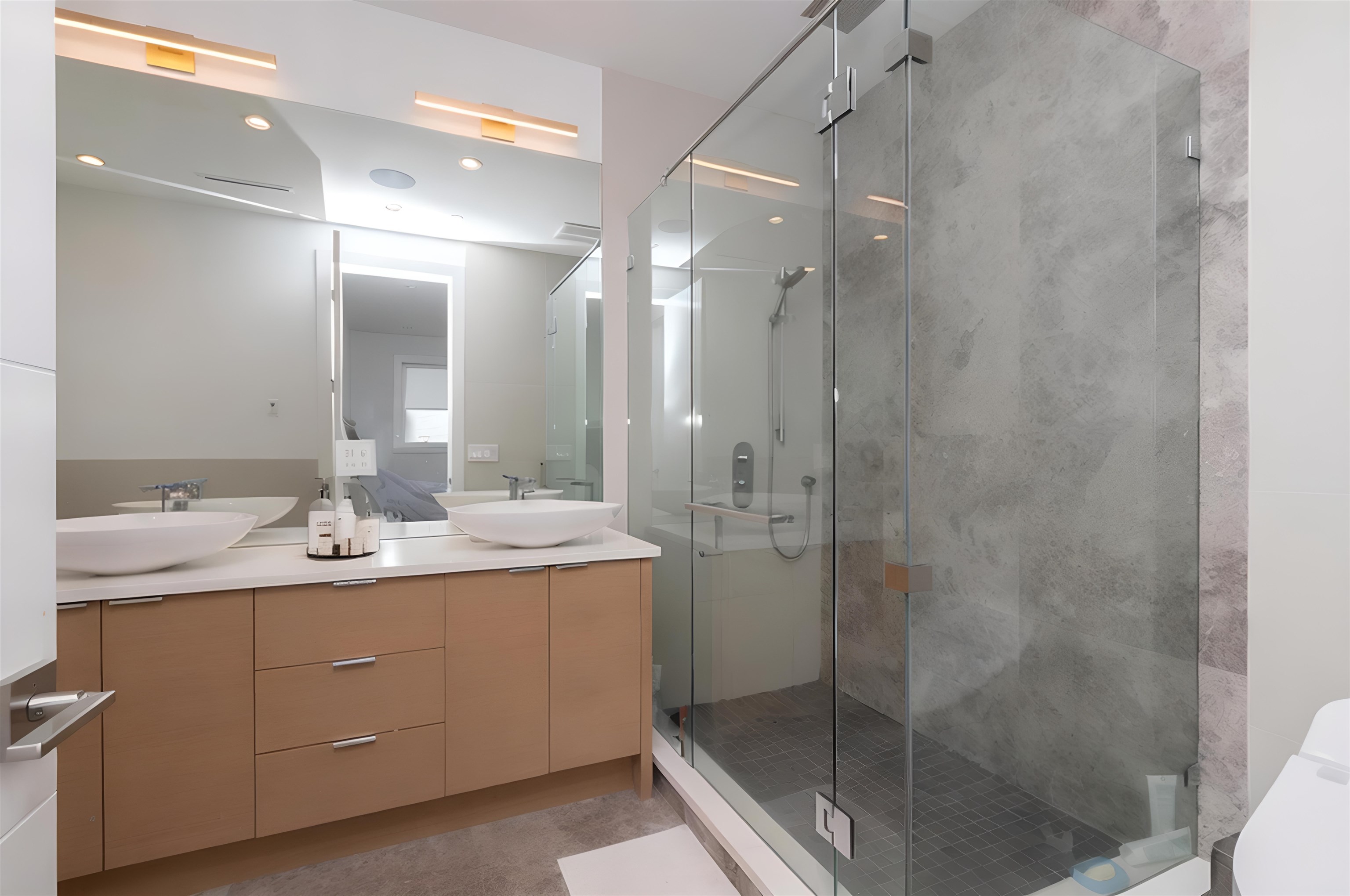Listing image of 2213 KINGS AVENUE
