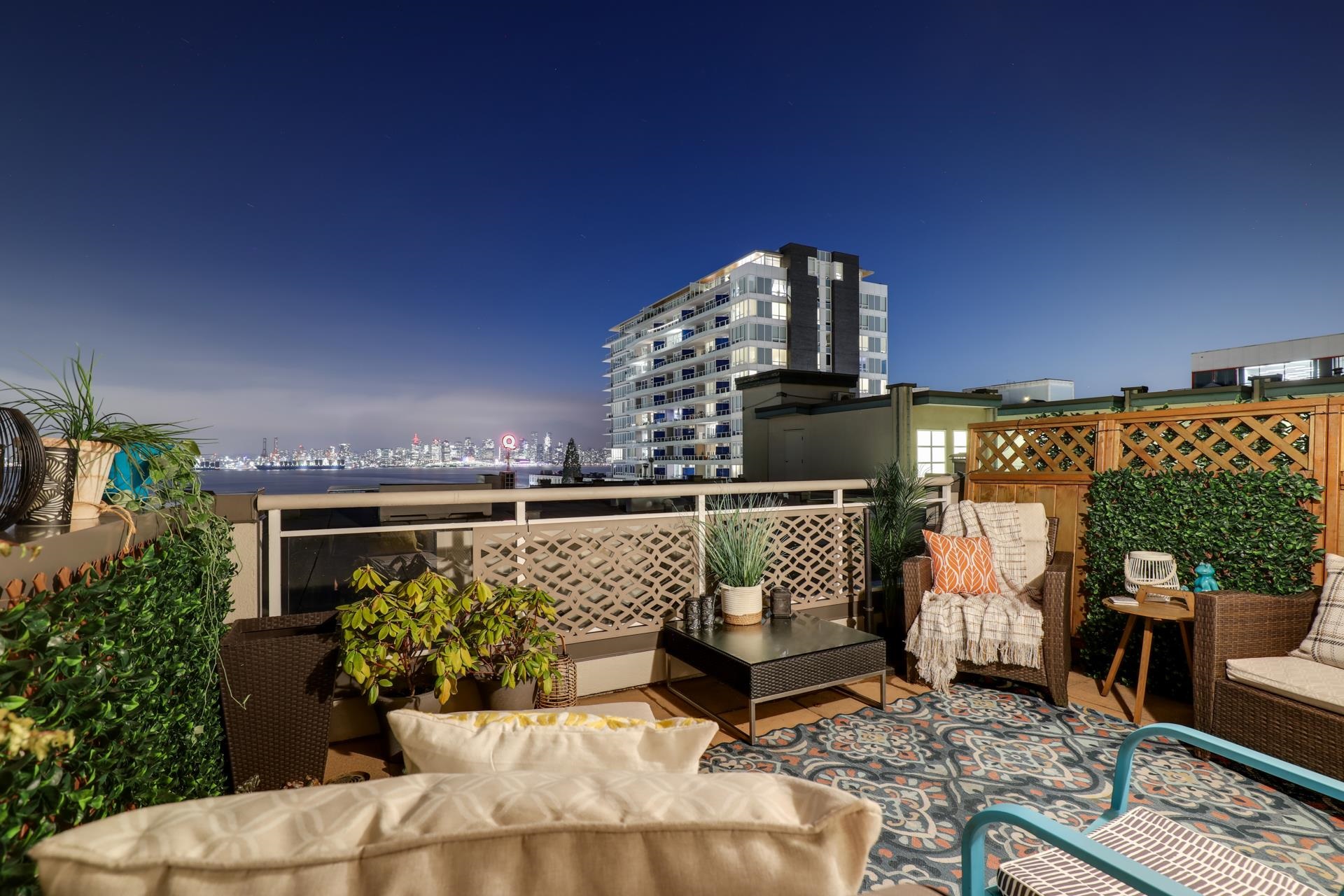 406 108 W ESPLANADE