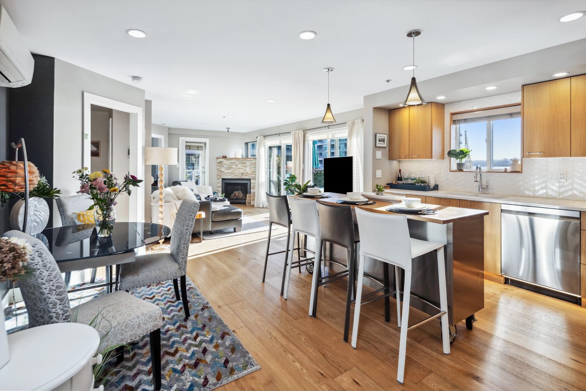 Listing image of 406 108 W ESPLANADE