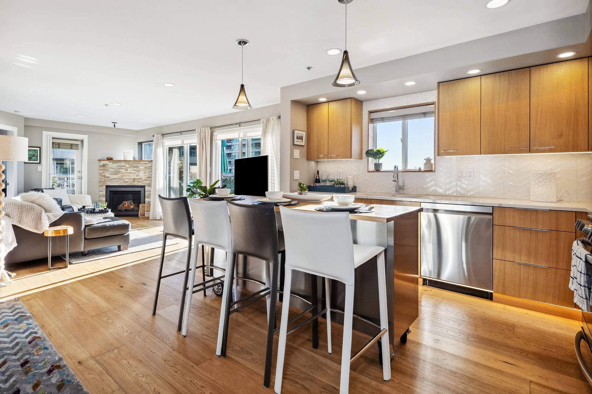 Listing image of 406 108 W ESPLANADE
