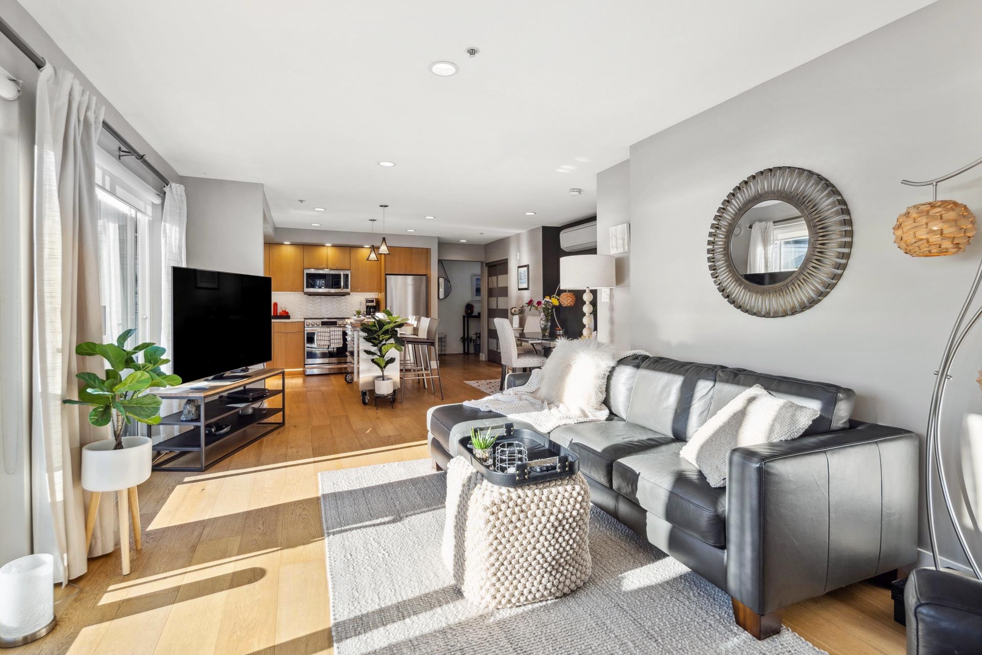 Listing image of 406 108 W ESPLANADE