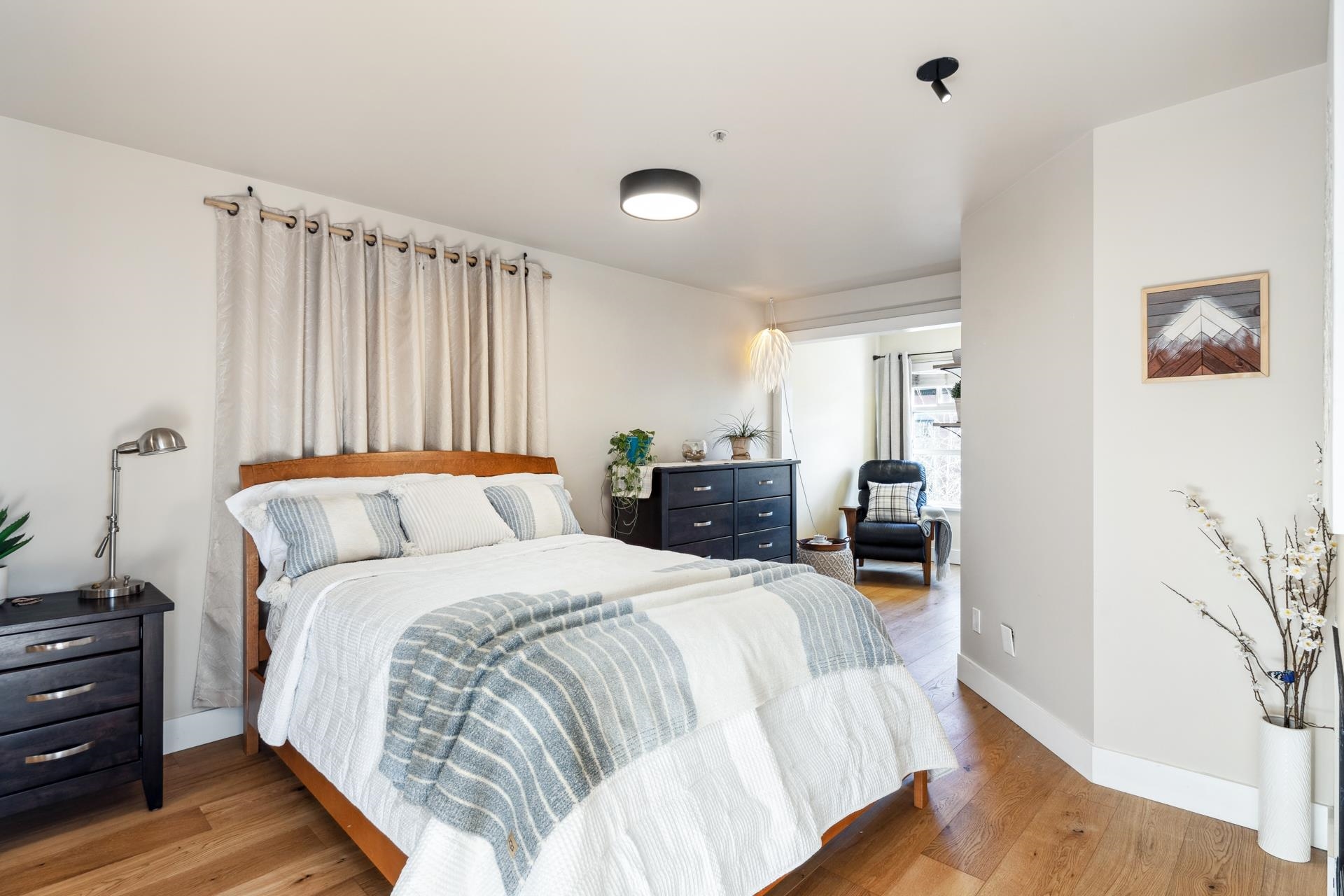Listing image of 406 108 W ESPLANADE