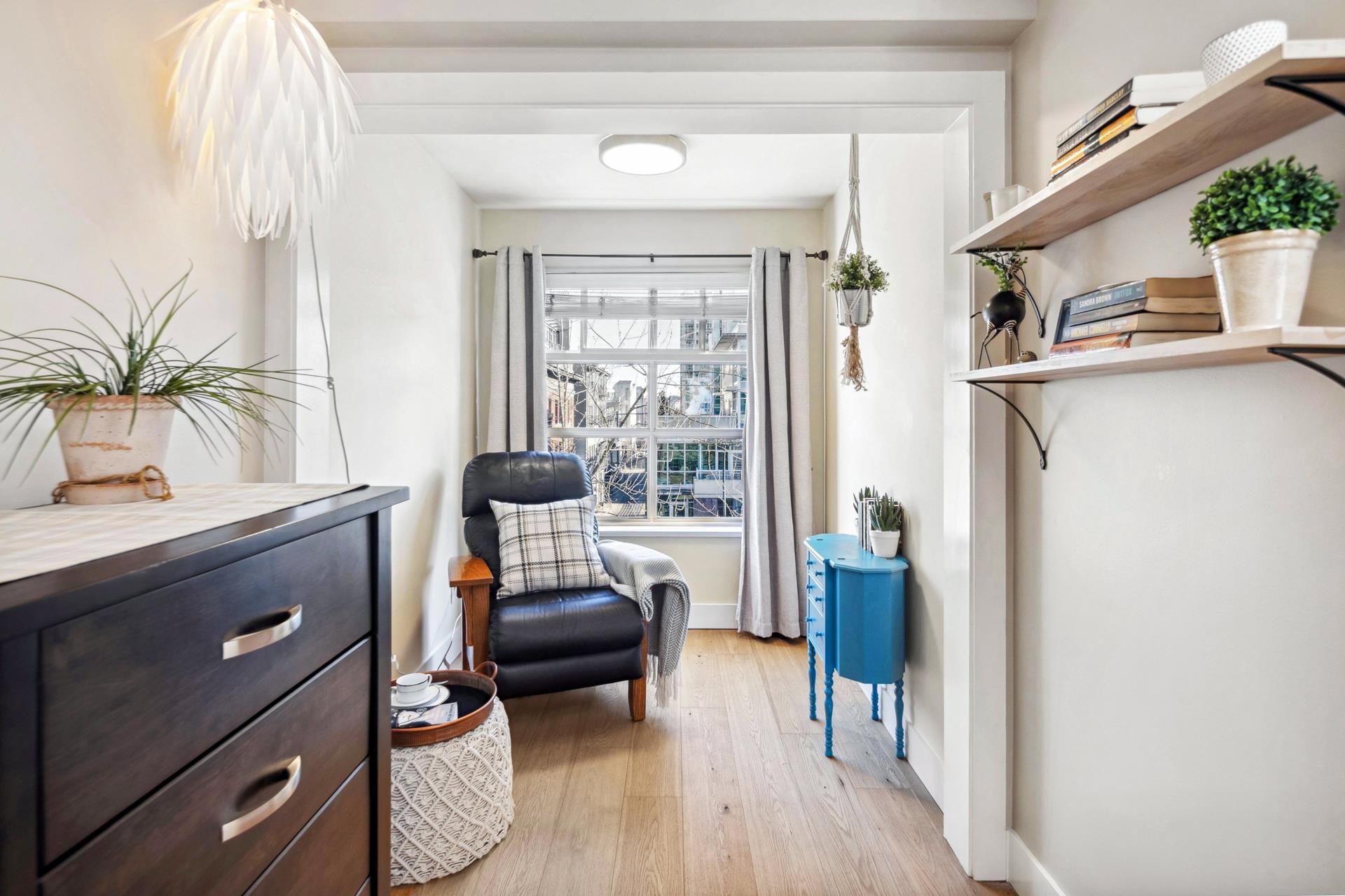 Listing image of 406 108 W ESPLANADE