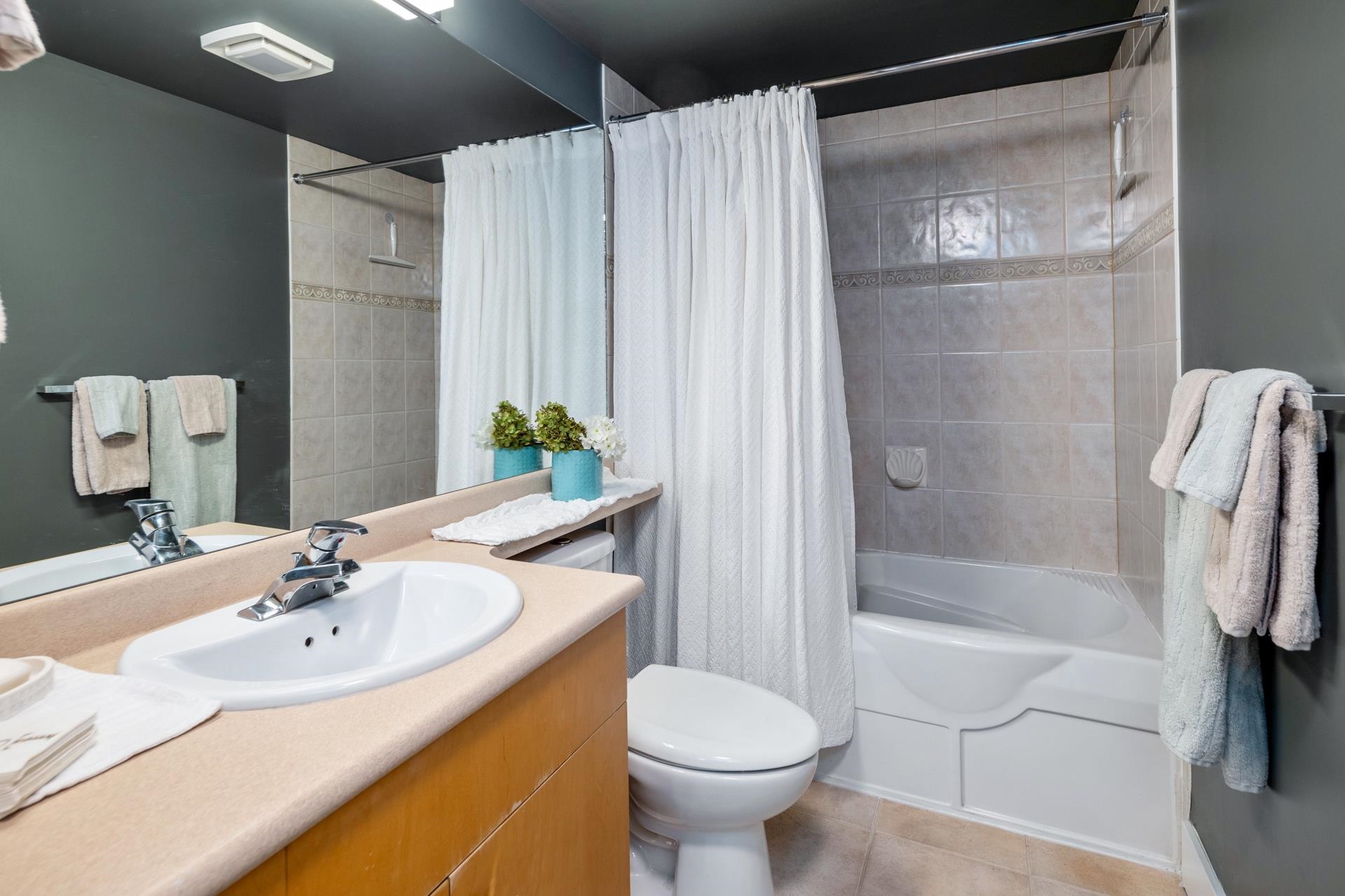Listing image of 406 108 W ESPLANADE