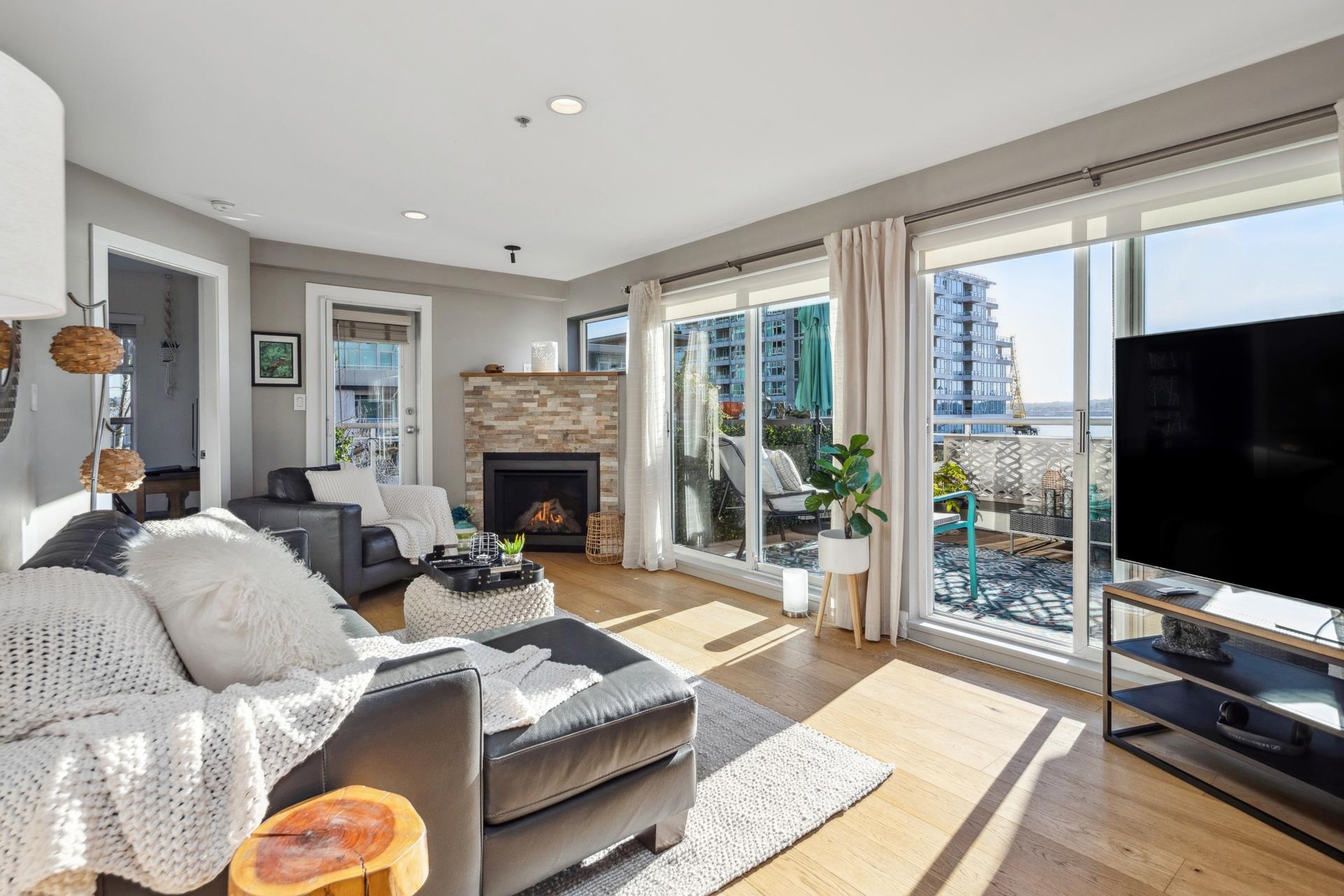 Listing image of 406 108 W ESPLANADE