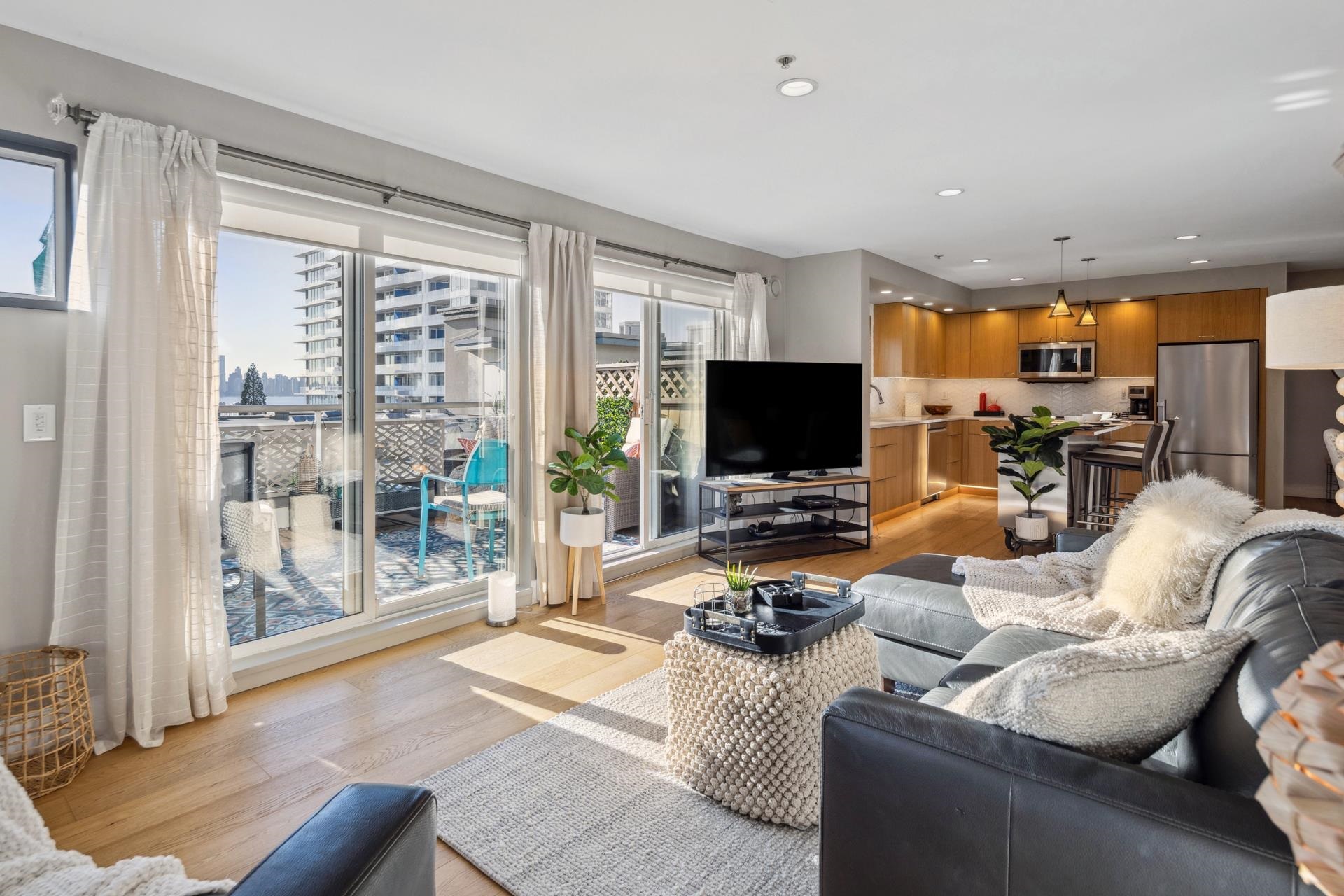 Listing image of 406 108 W ESPLANADE
