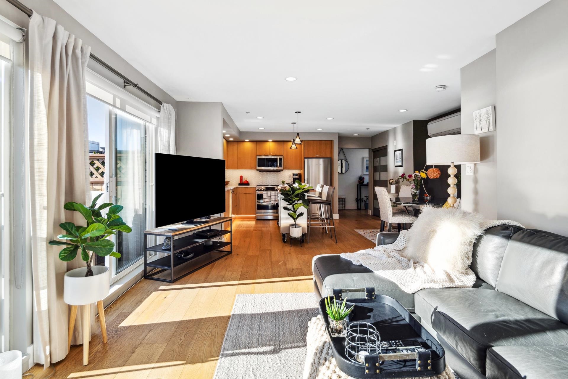 Listing image of 406 108 W ESPLANADE