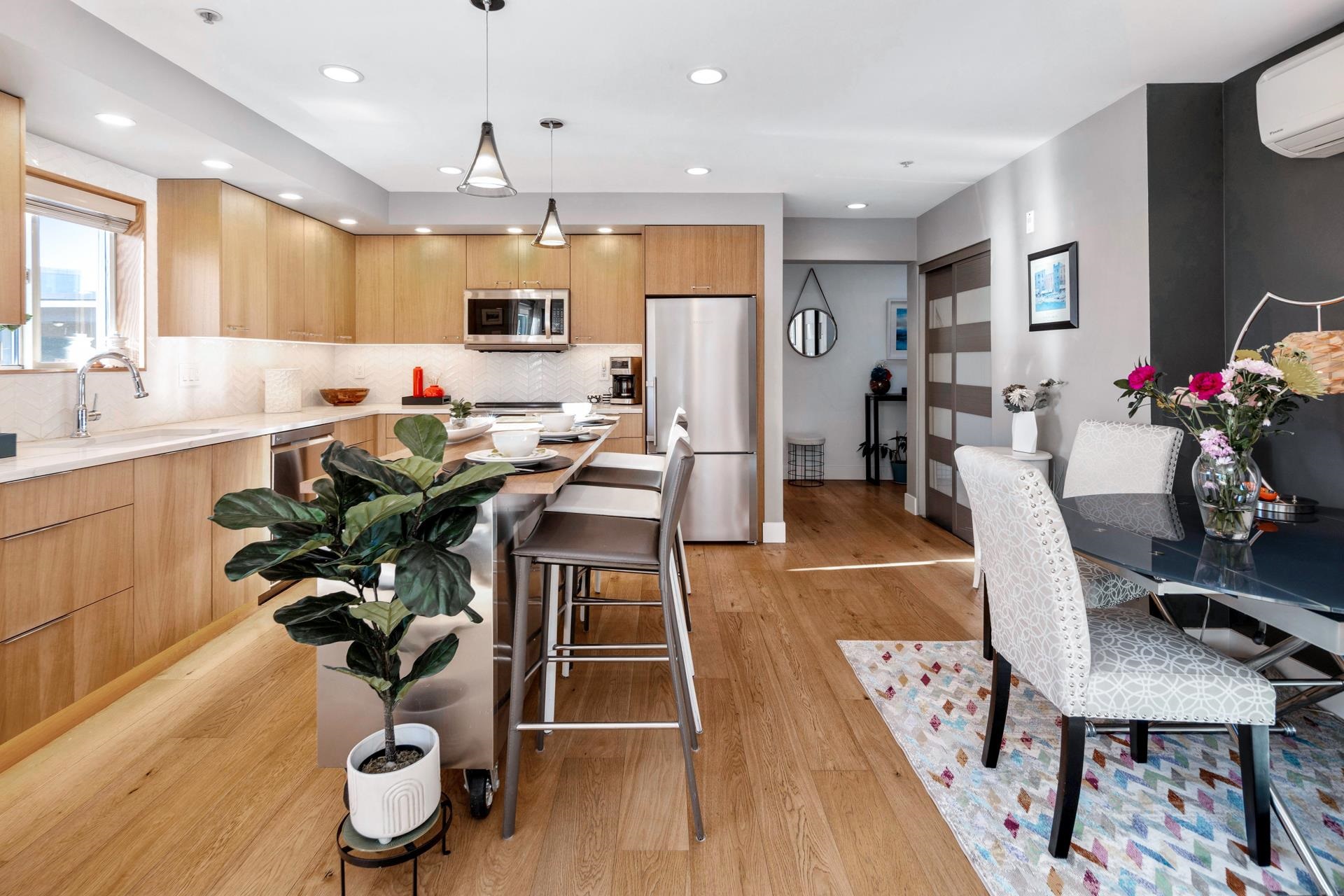 Listing image of 406 108 W ESPLANADE