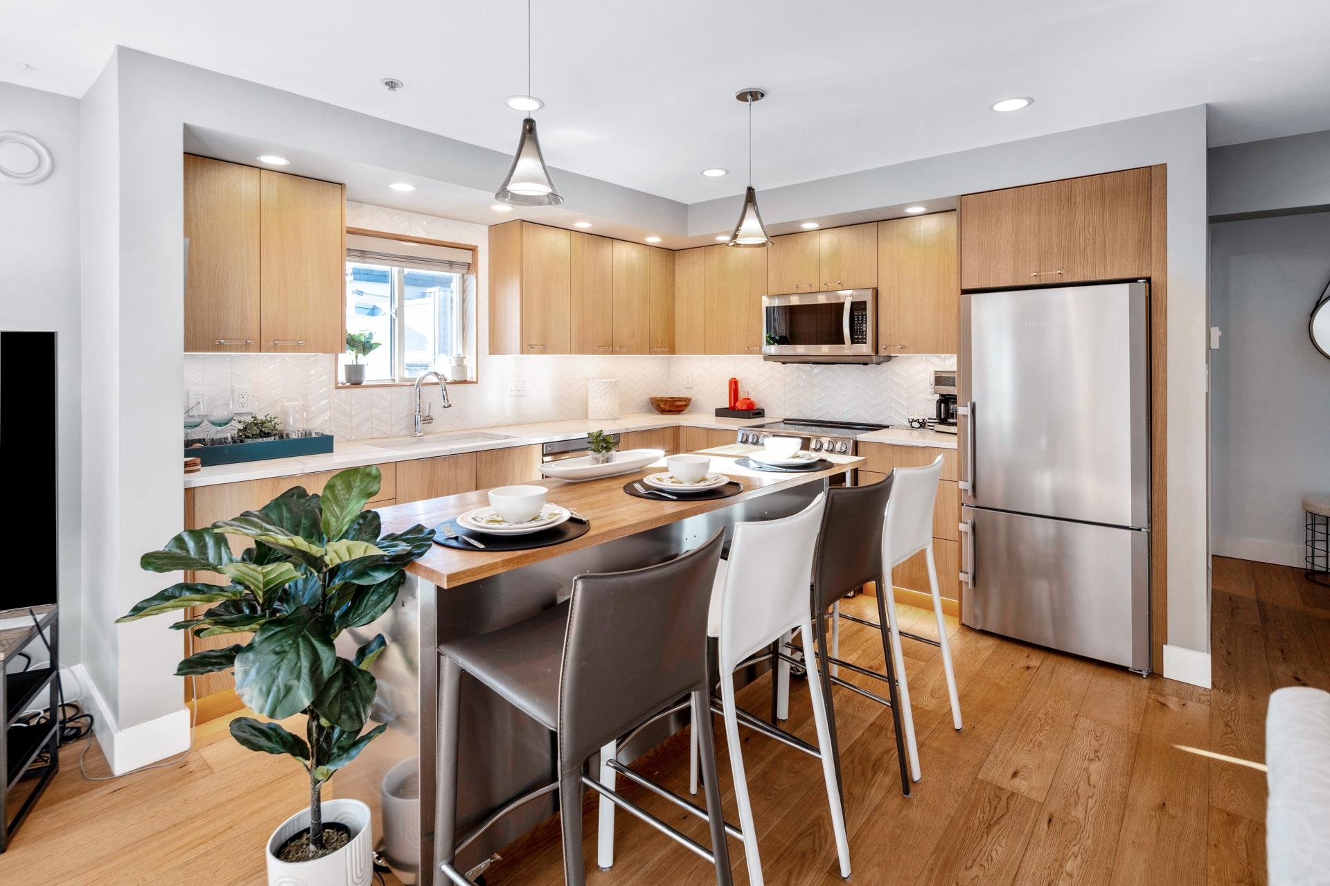 Listing image of 406 108 W ESPLANADE