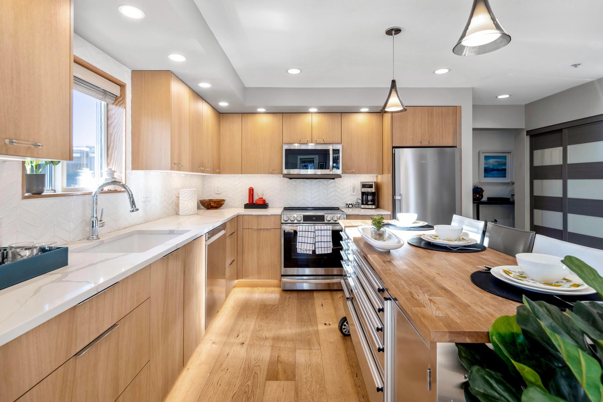 Listing image of 406 108 W ESPLANADE