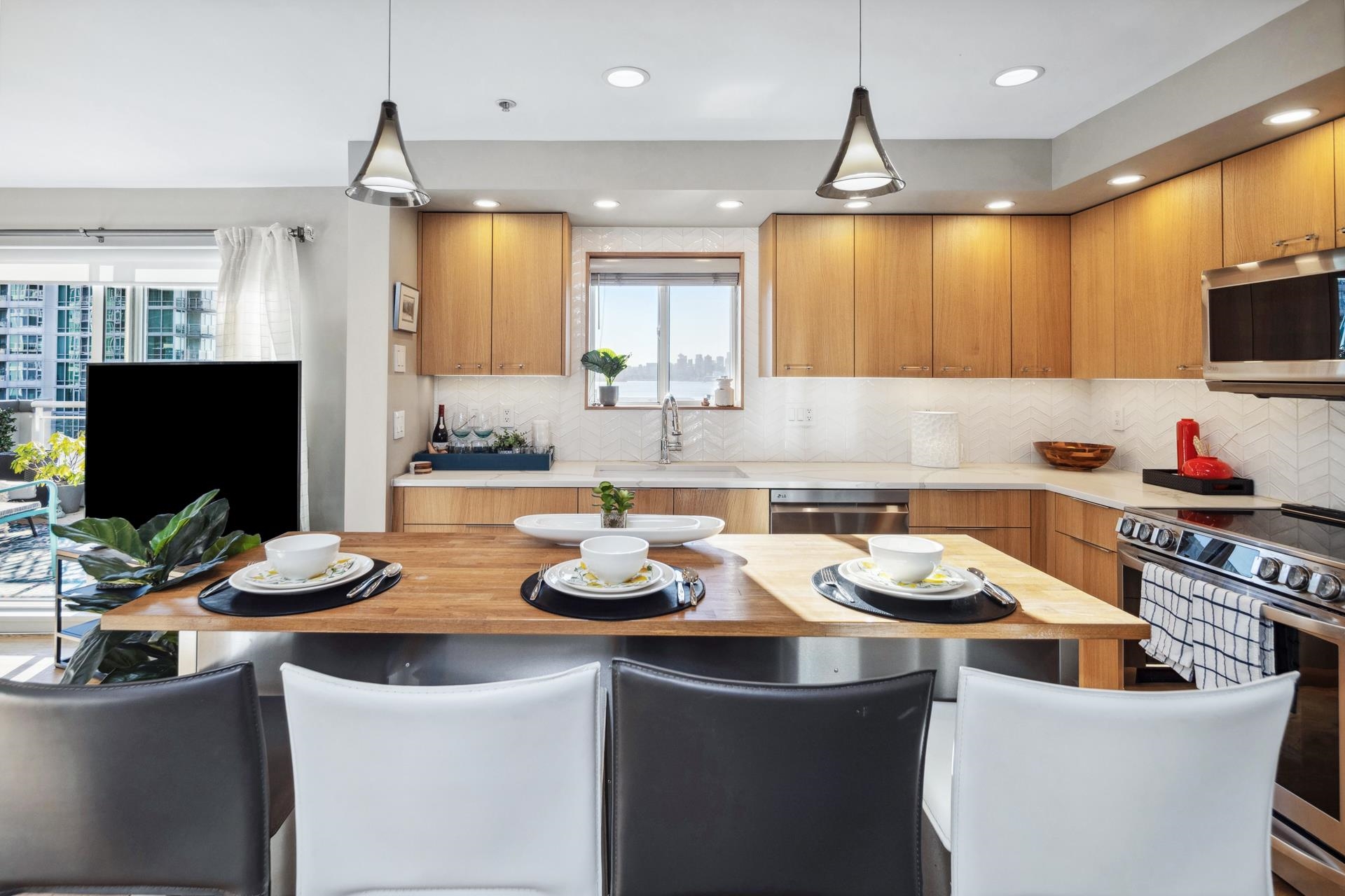 Listing image of 406 108 W ESPLANADE