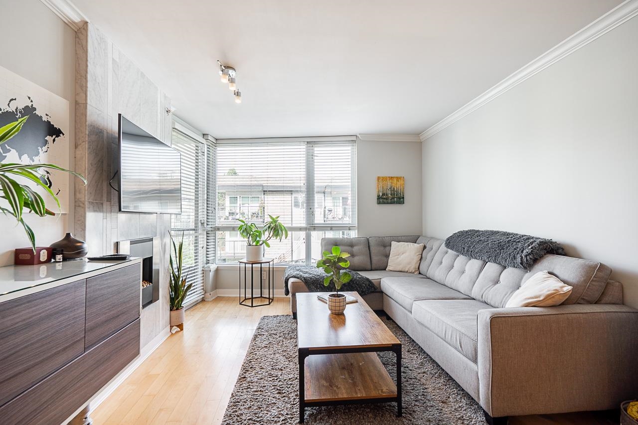 Listing image of 504 160 W 3RD STREET