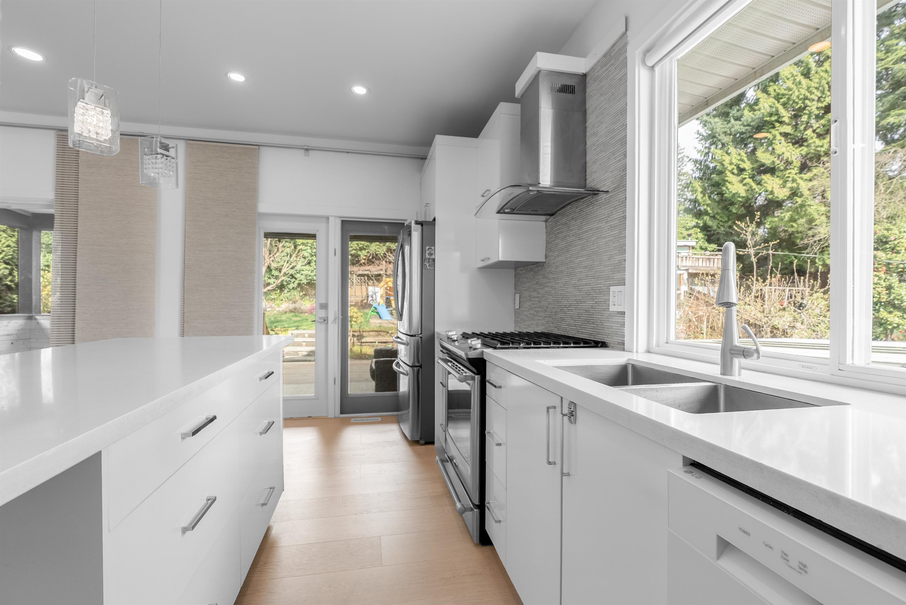 Listing image of 552 W 25TH STREET