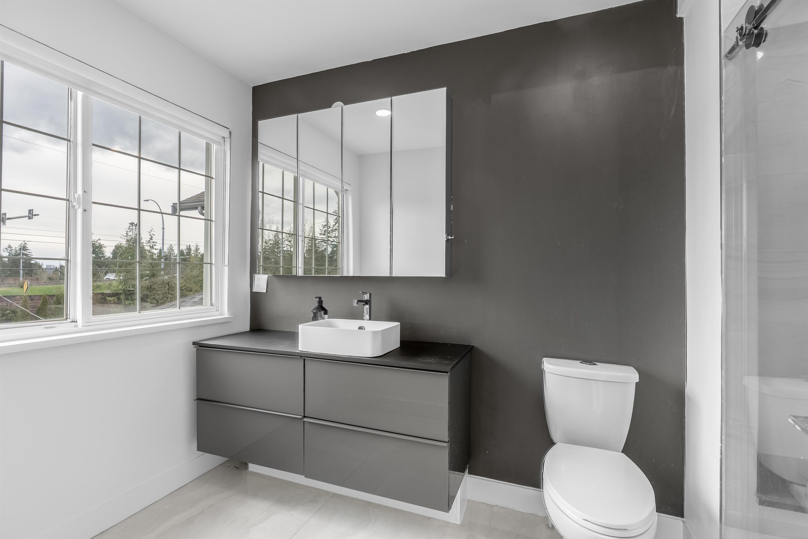 Listing image of 552 W 25TH STREET