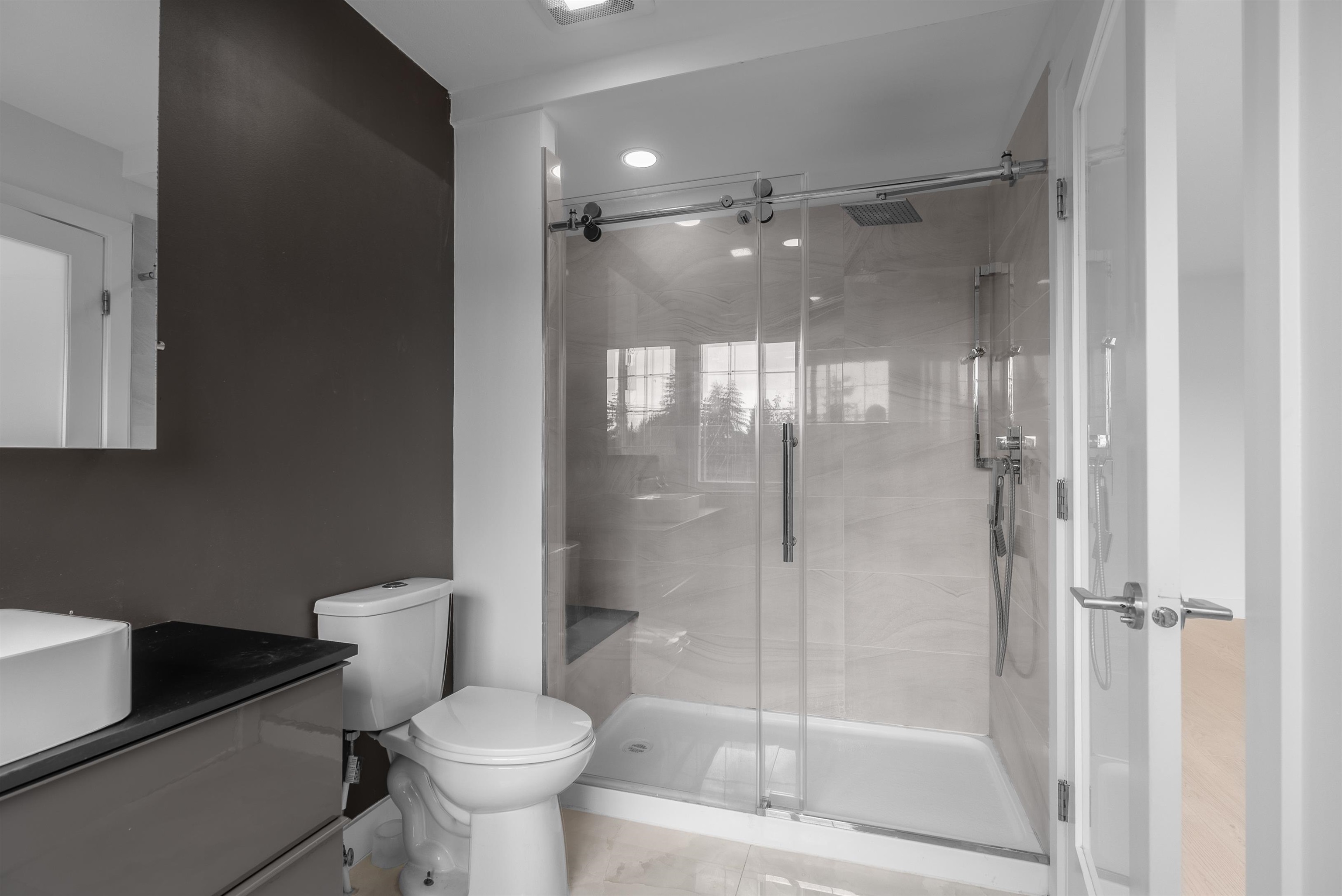 Listing image of 552 W 25TH STREET
