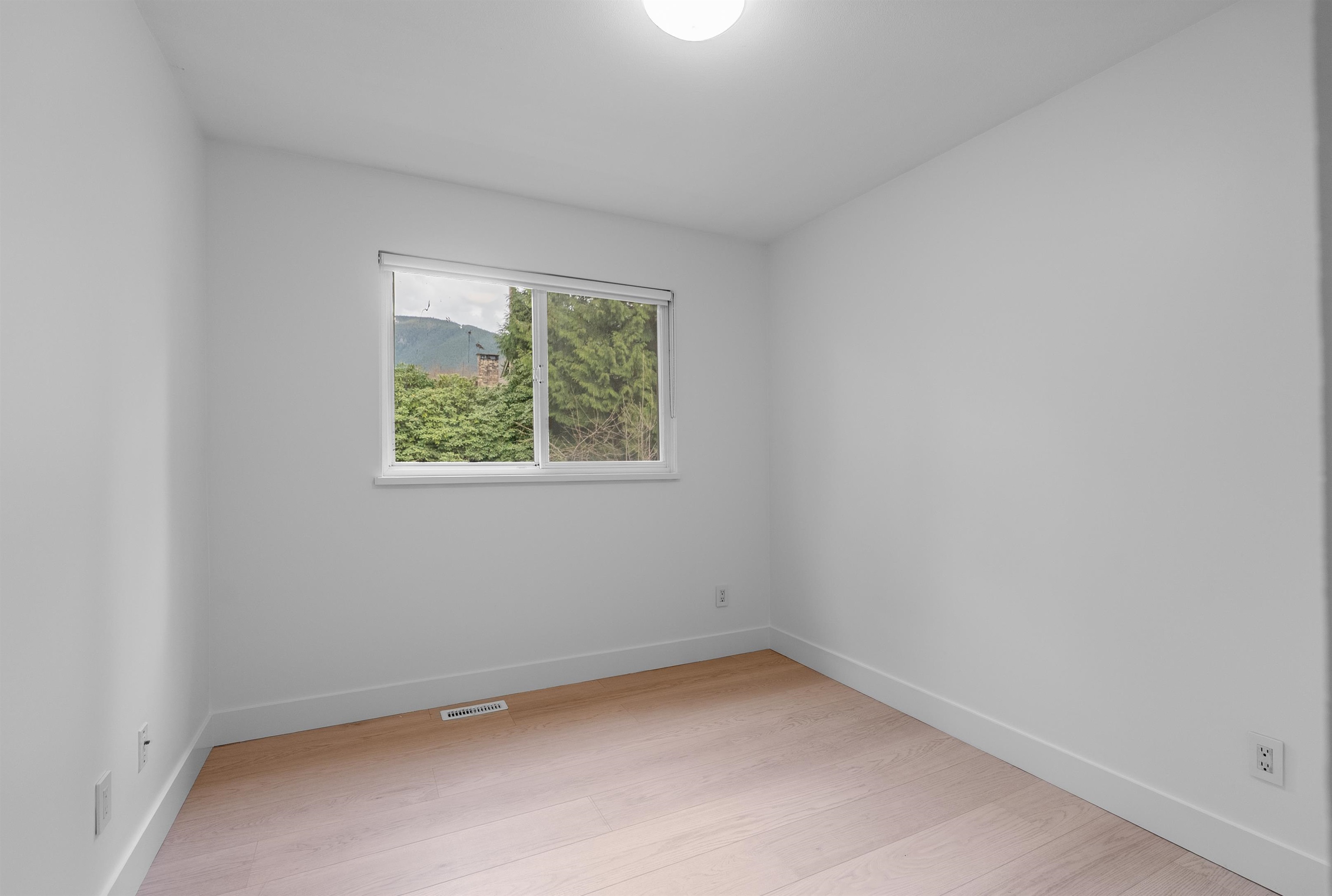 Listing image of 552 W 25TH STREET