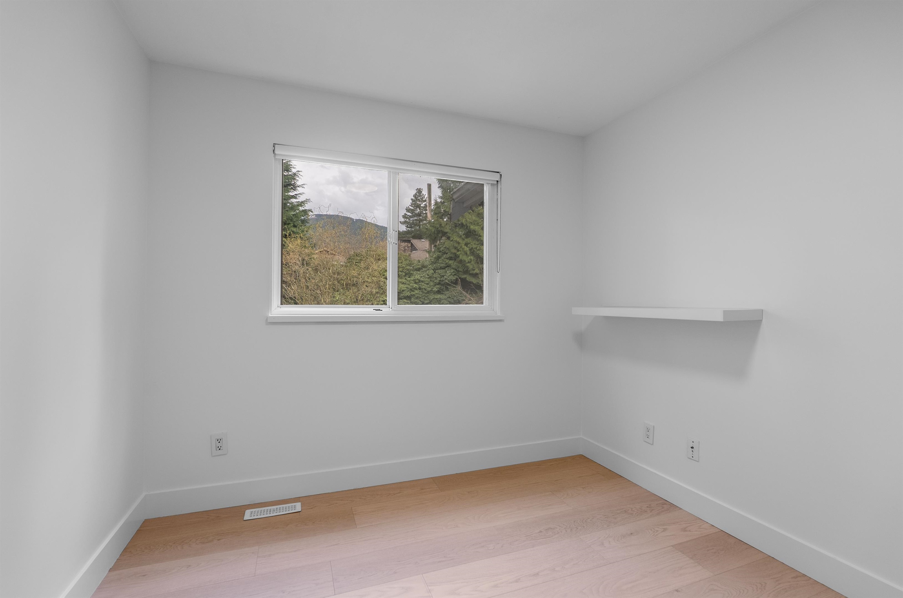 Listing image of 552 W 25TH STREET