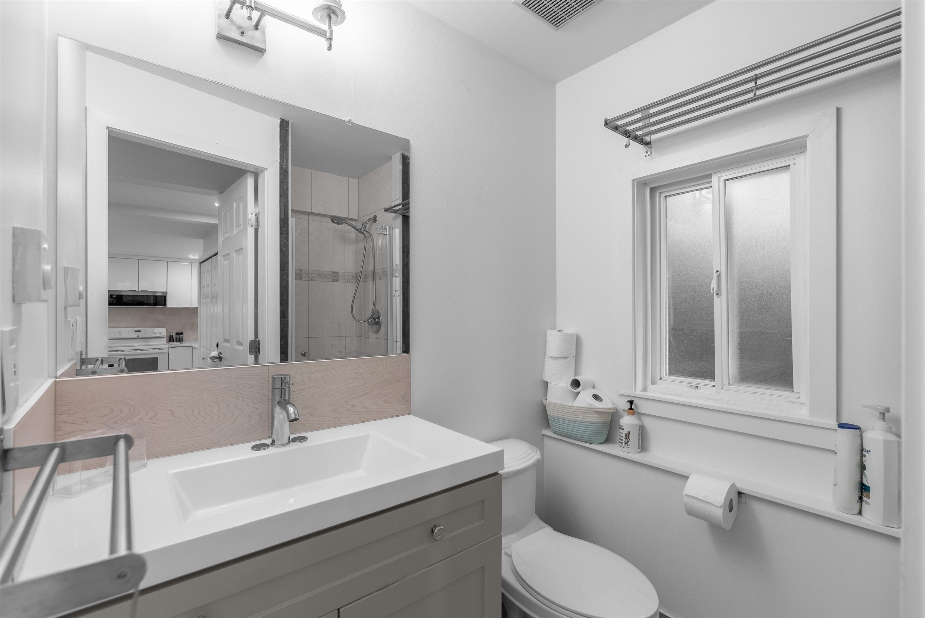 Listing image of 552 W 25TH STREET