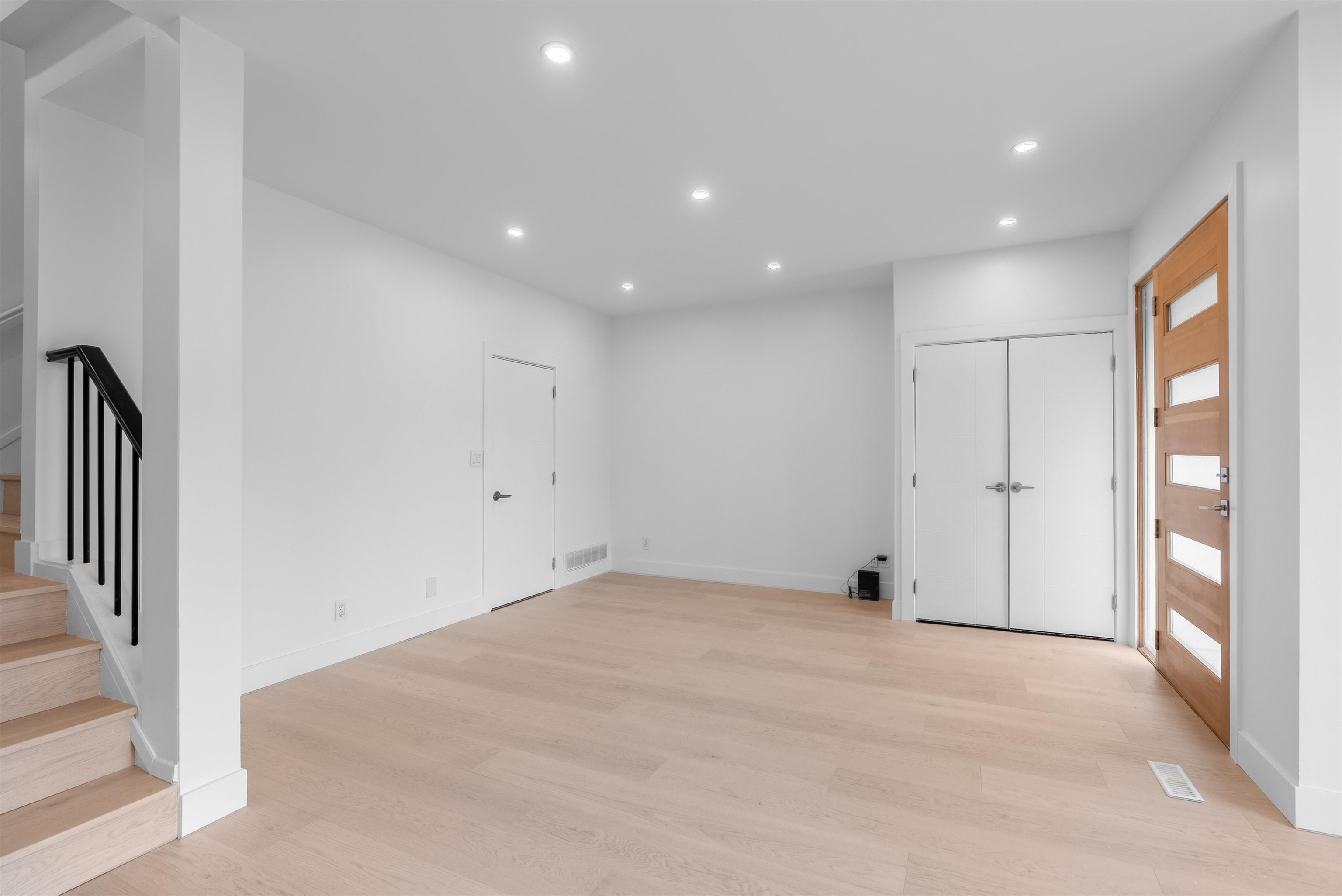 Listing image of 552 W 25TH STREET